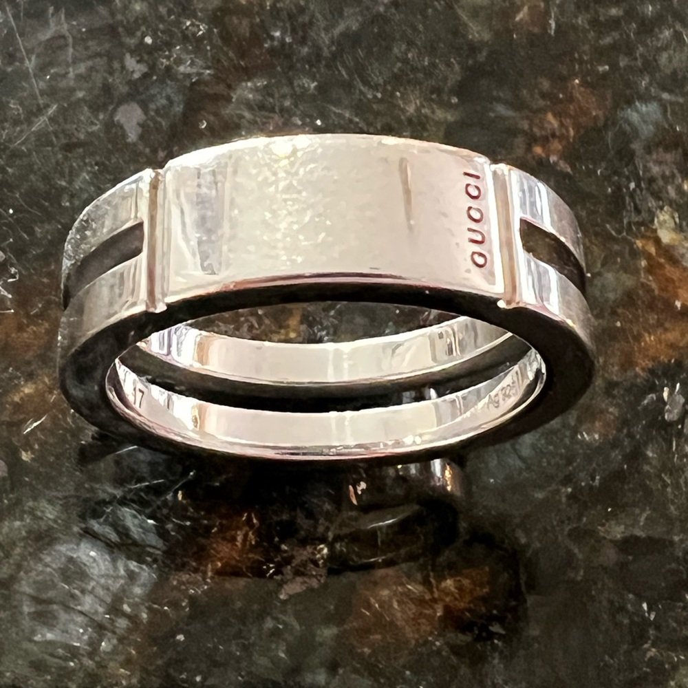 Gucci silver ring size 8 with COA unisex. Great Valentine’s Day gift.